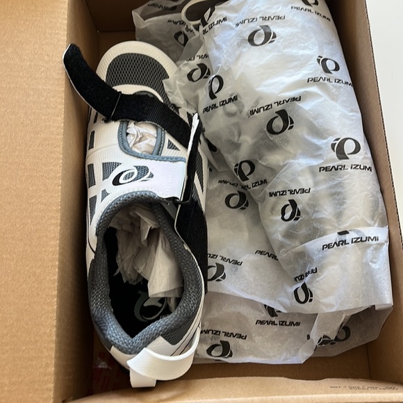 Brand new pearl Izumi cycling shoes. Size 8.5 but fit more like a 7. - Picture 2 of 2